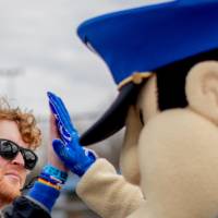 Louie high fives an alum at the tailgate